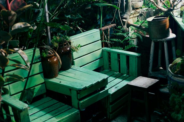 Como Fazer um Jardim Vertical com Paletes de Madeira Reciclados - Pura Six